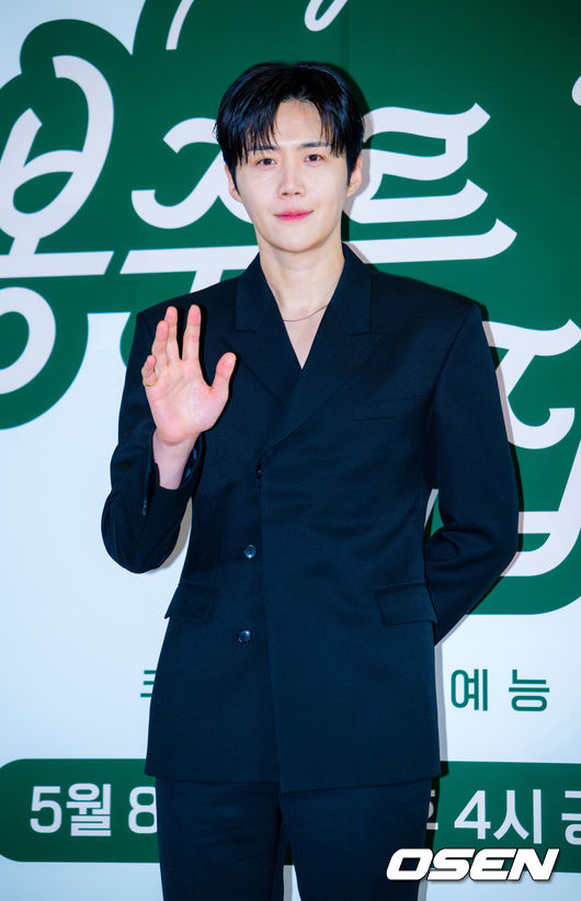 [OSEN=민경훈 기자] 6일 오전 서울 중구 커뮤니티하우스 마실에서 쿠팡플레이 새 예능 ‘봉주르빵집’ 제작발표회가 열렸다. 조용한 시골 마을에 문을 연 국내 최초 ‘시니어 디저트 카페’를 배경으로 인생의 맛을 아는 어르신들과 행복의 맛을 아는 빵집 식구들이 달콤한 위로와 온기를 나누는 힐링 예능이다.배우 김선호가 참석해 포토타임을 갖고 있다. 2026.05.06 /rumi@osen.co.kr