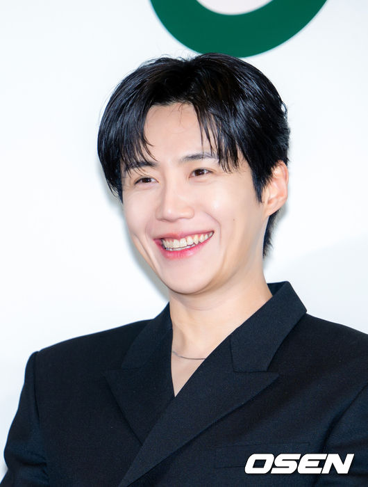 [OSEN=민경훈 기자] 6일 오전 서울 중구 커뮤니티하우스 마실에서 쿠팡플레이 새 예능 ‘봉주르빵집’ 제작발표회가 열렸다. 조용한 시골 마을에 문을 연 국내 최초 ‘시니어 디저트 카페’를 배경으로 인생의 맛을 아는 어르신들과 행복의 맛을 아는 빵집 식구들이 달콤한 위로와 온기를 나누는 힐링 예능이다.배우 김선호가 기자간담회에서 환하게 웃고 있다. 2026.05.06 /rumi@osen.co.kr