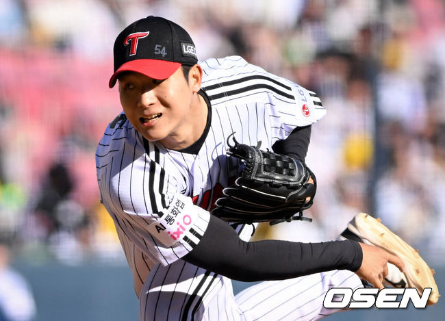 [OSEN=잠실, 조은정 기자]5일 서울 잠실야구장에서 ‘2026 신한 SOL KBO리그’ LG 트윈스와 두산 베어스의 경기가 열렸다.홈팀 LG는 웰스, 방문팀 두산은 잭로그를 선발로 내세웠다. 8회초 LG 우강훈이 역투하고 있다. 2026.05.05 /cej@osen.co.kr