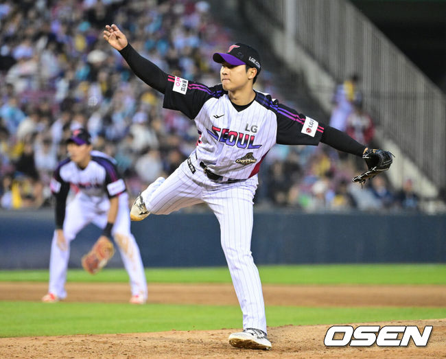 [OSEN=잠실, 최규한 기자] 1일 서울 잠실야구장에서 ‘2026 신한 SOL KBO리그’ LG 트윈스와 NC 다이노스의 경기가 열렸다.홈팀 LG는 앤더스 톨허스트, 방문팀 NC는 토다 나츠키를 선발로 내세웠다. 8회초 마운드에 오른 LG 우강훈이 공을 뿌리고 있다. 2026.05.01 / dreamer@osen.co.kr