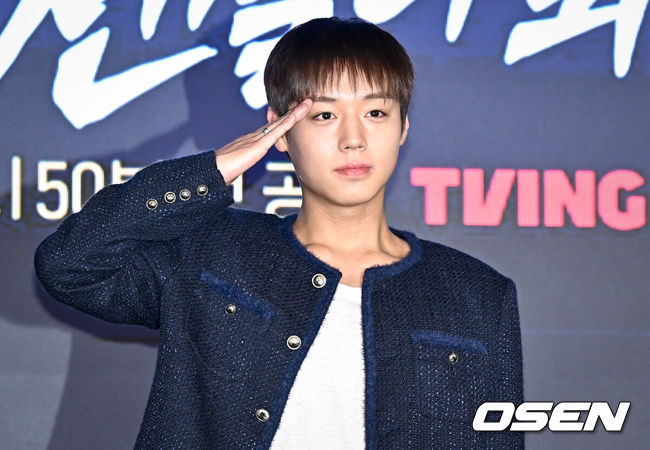[OSEN=조은정 기자]티빙 ‘취사병 전설이 되다’ 제작발표회가 6일 서울 광진구 풀만 앰배서더 서울 이스트폴에서 열렸다.‘취사병 전설이 되다’는 총 대신 식칼을, 탄띠 대신 앞치마를 두른 이등병 강성재(박지훈 분)가 ‘전설의 취사병’으로 거듭나는 과정을 그린 밀리터리 쿡방 판타지 드라마다. 갓 전입한 이등병이 ‘요리사의 길’을 밟으며 맛 하나로 부대원들의 마음을 사로잡는 취사병의 성장기를 그릴 예정이다.배우 박지훈이 포즈를 취하고 있다.  2026.05.06 /cej@osen.co.kr