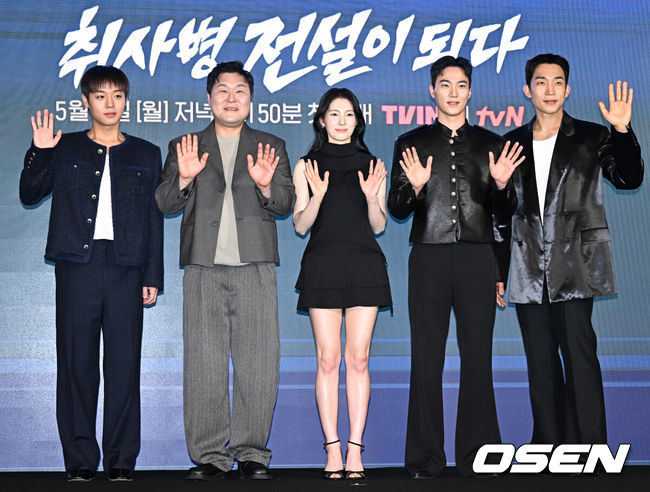 [OSEN=조은정 기자]티빙 ‘취사병 전설이 되다’ 제작발표회가 6일 서울 광진구 풀만 앰배서더 서울 이스트폴에서 열렸다.‘취사병 전설이 되다’는 총 대신 식칼을, 탄띠 대신 앞치마를 두른 이등병 강성재(박지훈 분)가 ‘전설의 취사병’으로 거듭나는 과정을 그린 밀리터리 쿡방 판타지 드라마다. 갓 전입한 이등병이 ‘요리사의 길’을 밟으며 맛 하나로 부대원들의 마음을 사로잡는 취사병의 성장기를 그릴 예정이다.배우 박지훈(왼쪽부터), 윤경호, 한동희, 이홍내, 이상이가 포즈를 취하고 있다.  2026.05.06 /cej@osen.co.kr