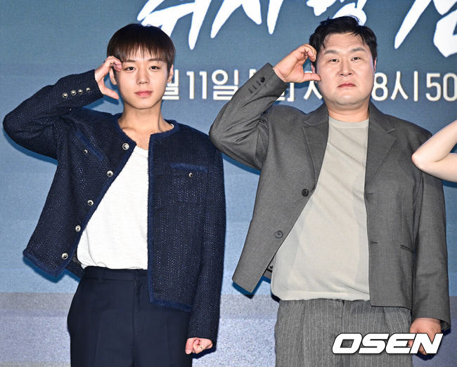 [OSEN=조은정 기자]티빙 ‘취사병 전설이 되다’ 제작발표회가 6일 서울 광진구 풀만 앰배서더 서울 이스트폴에서 열렸다.‘취사병 전설이 되다’는 총 대신 식칼을, 탄띠 대신 앞치마를 두른 이등병 강성재(박지훈 분)가 ‘전설의 취사병’으로 거듭나는 과정을 그린 밀리터리 쿡방 판타지 드라마다. 갓 전입한 이등병이 ‘요리사의 길’을 밟으며 맛 하나로 부대원들의 마음을 사로잡는 취사병의 성장기를 그릴 예정이다.배우 박지훈, 윤경호가 포즈를 취하고 있다.  2026.05.06 /cej@osen.co.kr