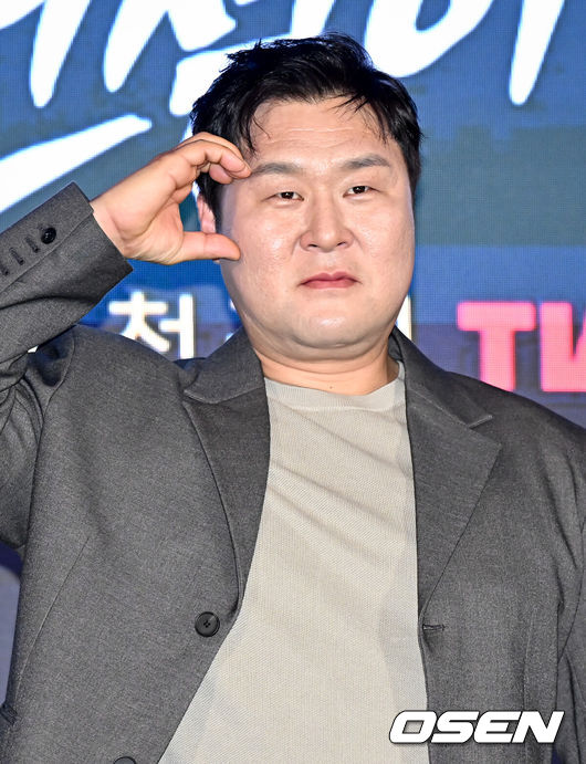 [OSEN=조은정 기자]티빙 ‘취사병 전설이 되다’ 제작발표회가 6일 서울 광진구 풀만 앰배서더 서울 이스트폴에서 열렸다.‘취사병 전설이 되다’는 총 대신 식칼을, 탄띠 대신 앞치마를 두른 이등병 강성재(박지훈 분)가 ‘전설의 취사병’으로 거듭나는 과정을 그린 밀리터리 쿡방 판타지 드라마다. 갓 전입한 이등병이 ‘요리사의 길’을 밟으며 맛 하나로 부대원들의 마음을 사로잡는 취사병의 성장기를 그릴 예정이다.배우 윤경호가 포즈를 취하고 있다.  2026.05.06 /cej@osen.co.kr