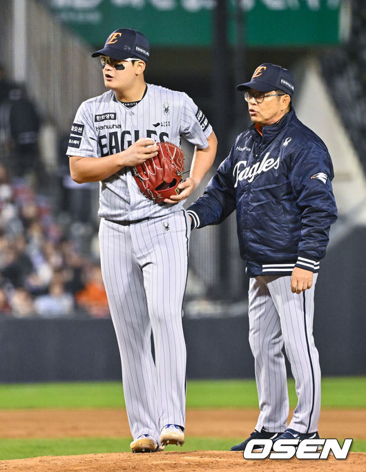 [OSEN=잠실, 박준형 기자] 21일 오후 서울 잠실구장에서 2026 신한 SOL KBO리그 LG 트윈스와 한화 이글스의 경기가 진행됐다.이날 LG는 송승기를, 한화는 문동주를 선발투수로 내세웠다.4회 한화 양상문 투수 코치가 김서현 투수로 교체하고 있다.    2026.04.21 / soul1014@osen.co.kr
