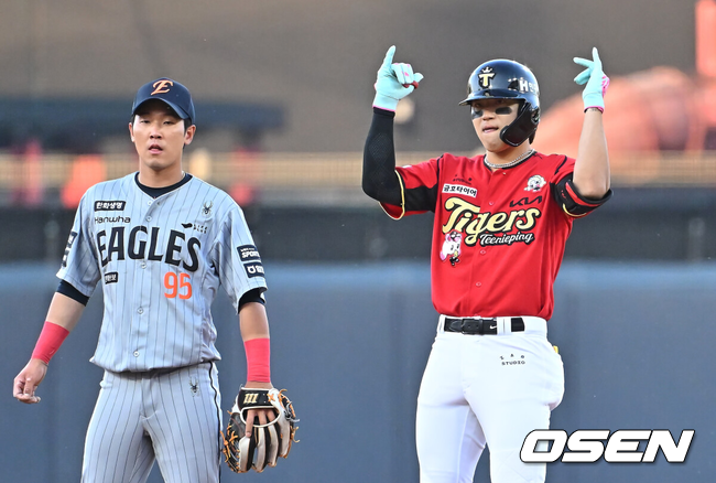 [OSEN=광주, 이석우 기자] 6일 광주-기아 챔피언스필드에서 2026 신한 SOL KBO 리그 KIA 타이거즈와 한화 이글스의 경기가 열렸다.홈팀 KIA는 올러가, 방문팀 한화는 류현진이 선발 출전했다.KIA 타이거즈 김도영이 1회말 2사 1루 좌익수 왼쪽 2루타를 치고 세리머니를 하고 있다. 2026.05.06 / foto0307@osen.co.kr
