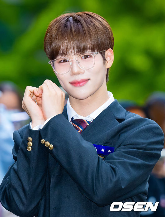 [OSEN=민경훈 기자] 18일 오전 서울 영등포구 여의도동 KBS 신관에서 KBS 2TV ‘뮤직뱅크’ 리허설이 진행됐다.뮤직뱅크는 KBS2TV 매주 금요일 오후 문상민과 민주의 진행으로 방송된댜.더윈드 김희수가 입장하며 포즈를 취하고 있다. 2024.10.18 / rumi@osen.co.kr