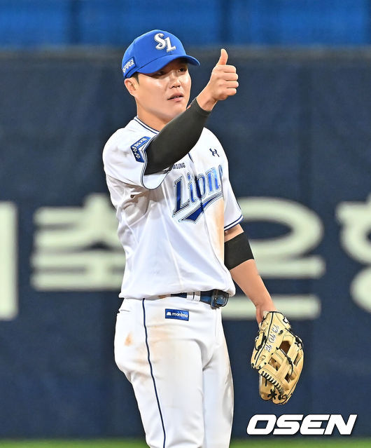 [OSEN=대구, 이석우 기자] 1일 대구삼성라이온즈파크에서 2026 신한 SOL KBO 리그 삼성 라이온즈와 한화 이글스의 경기가 열렸다. 홈팀 삼성은 원태인이, 방문팀 한화는 에르난데스가 선발 출전했다. 삼성 라이온즈 류지혁이 8회초 무사 1루 한화 이글스 페라자의 2루 직선타를 잡아 병살 처리하고 엄지척을 하고 있다. 2026.05.01 / foto0307@osen.co.kr