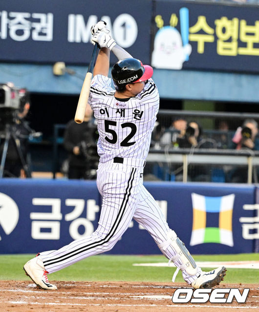 [OSEN=잠실, 지형준 기자] 6일 서울 잠실야구장에서 2026 신한 SOL KBO리그 LG 트윈스와 두산 베어스의 경기가 열렸다.LG는 임찬규, 두산은 최승용을 선발투수로 내세웠다.2회말 1사 1루에서 LG 이재원이 선제 투런포를 날리고 있다. 2026.05.06/ jpnews@osen.co.kr