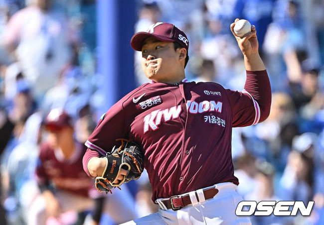 [OSEN=대구, 이석우 기자] 5일 대구삼성라이온즈파크에서 2026 신한 SOL KBO 리그 삼성 라이온즈와 키움 히어로즈의 경기가 열렸다. 홈팀 삼성은 오러클린이, 방문팀 키움은 오석주가 선발 출전했다. 키움 히어로즈 김재웅이 역투하고 있다. 2026.05.05 / foto0307@osen.co.kr