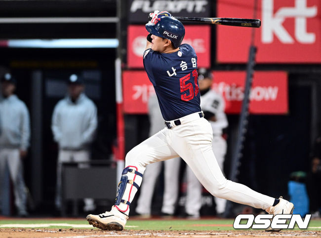 [OSEN=수원, 조은정 기자]6일 경기도 수원 KT위즈파크에서 2026 신한 SOL KBO리그 KT 위즈와 롯데 자이언츠의 경기가 열렸다.이날 KT는 보쉴리, 롯데는 비슬리를 선발투수로 내세웠다.6회초 1사 1루에서 롯데 나승엽이 달아나는 투런 홈런을 날리고 있다. 2026.05.06 /cej@osen.co.kr