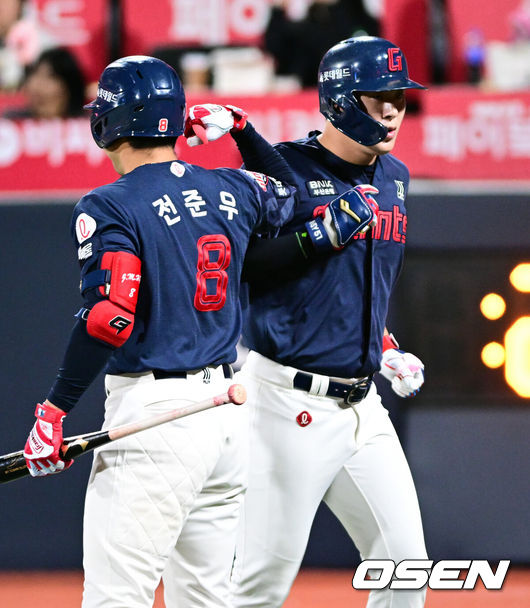 [OSEN=수원, 조은정 기자]6일 경기도 수원 KT위즈파크에서 2026 신한 SOL KBO리그 KT 위즈와 롯데 자이언츠의 경기가 열렸다.이날 KT는 보쉴리, 롯데는 비슬리를 선발투수로 내세웠다.6회초 1사 1루에서 롯데 나승엽이 달아나는 투런 홈런을 날린 뒤 전준우와 기뻐하고 있다. 2026.05.06 /cej@osen.co.kr