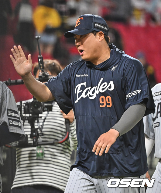 [OSEN=광주, 이석우 기자] 6일 광주-기아 챔피언스필드에서 2026 신한 SOL KBO 리그 KIA 타이거즈와 한화 이글스의 경기가 열렸다.홈팀 KIA는 올러가, 방문팀 한화는 류현진이 선발 출전했다.한화 이글스 류현진이 KIA 타이거즈에 7-2로 승리한 후 활짝 웃으며 하이파이브를 하고 있다. 2026.05.06 / foto0307@osen.co.kr