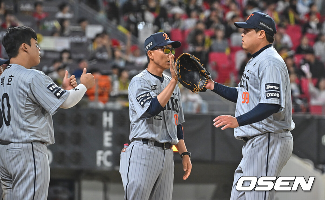 [OSEN=광주, 이석우 기자] 6일 광주-기아 챔피언스필드에서 2026 신한 SOL KBO 리그 KIA 타이거즈와 한화 이글스의 경기가 열렸다.홈팀 KIA는 올러가, 방문팀 한화는 류현진이 선발 출전했다.한화 이글스 선발투수 류현진이 5회말 수비를 무실점으로 막고 하이파이브를 하고 있다. 2026.05.06 / foto0307@osen.co.kr