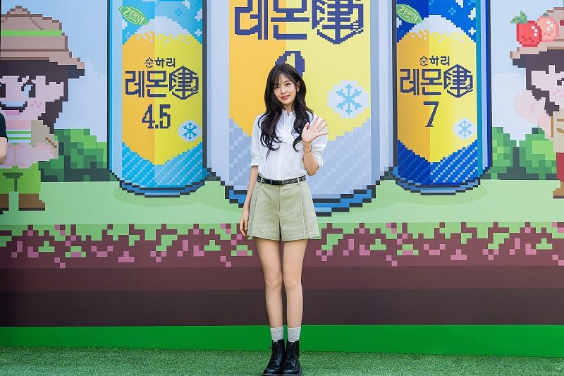 안유진이 지난 4월 30일 오후 성수동 '순하리찐 아일랜드' 팝업 스토어를 방문해 입구에서 손을 흔들며 포즈를 취하고 있다. [사진 롯데칠성음료] 