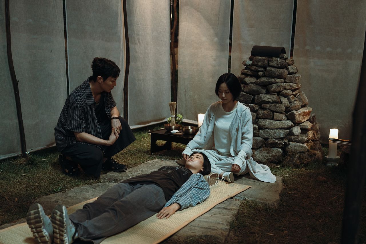 '기리고'에 등장하는 무속적 요소. 노재원(맨 왼쪽)과 전소니(맨 오른쪽)가 저주에 걸린 전소영을 구한다는 설정이다. 사진 넷플릭스