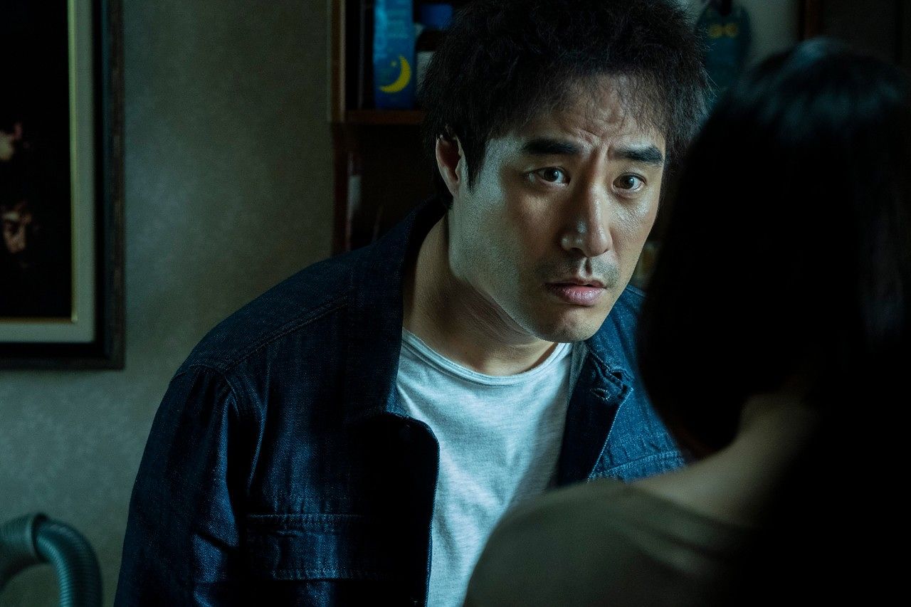 배우 배성우가 형사 역할을 맡은 영화 ‘끝장수사’의 한 장면. [사진 에이스메이커무비웍스]