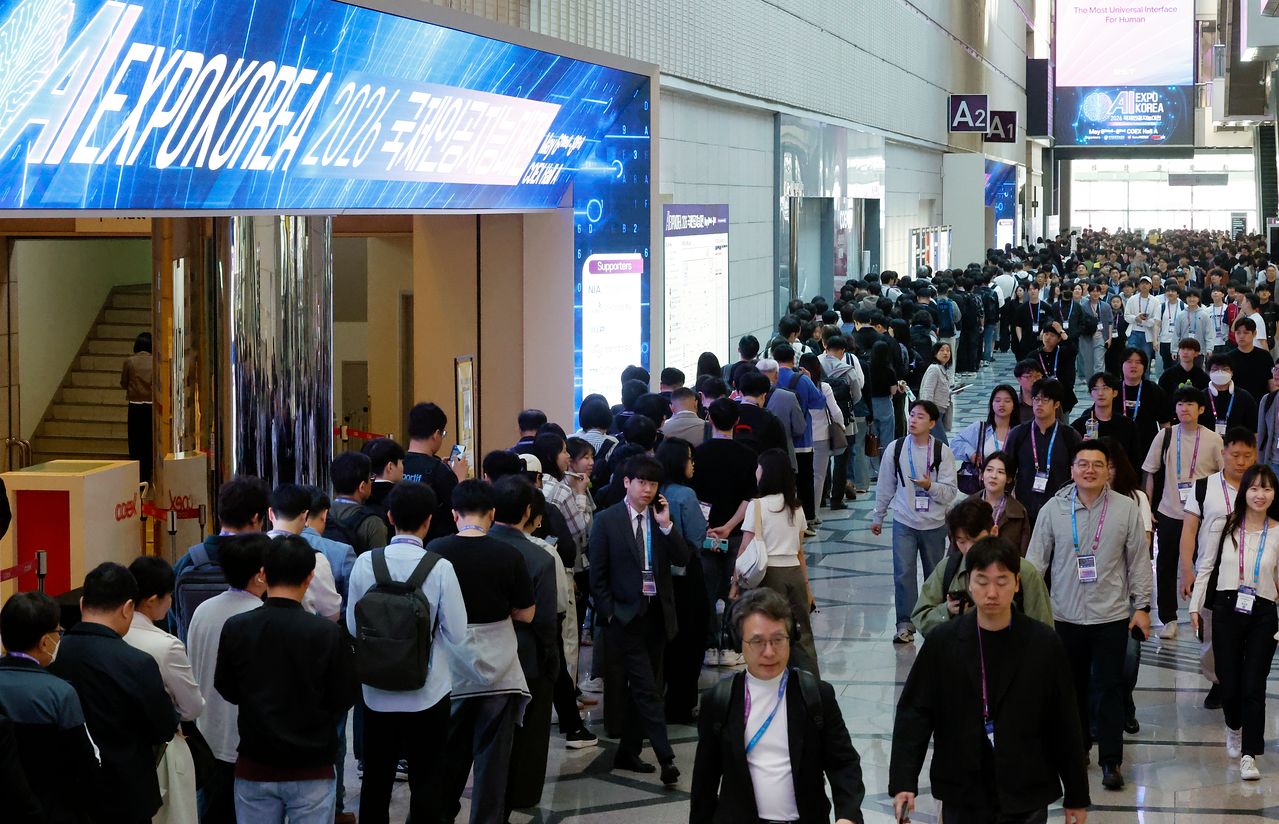 6일 오전 서울 강남구 삼성동 코엑스에서 열린 2026 국제인공지능대전(AI EXPO KOREA)을 찾은 참관객들이 A홀 전시장 입장을 위해 길게 줄을 선 모습. 뉴스1