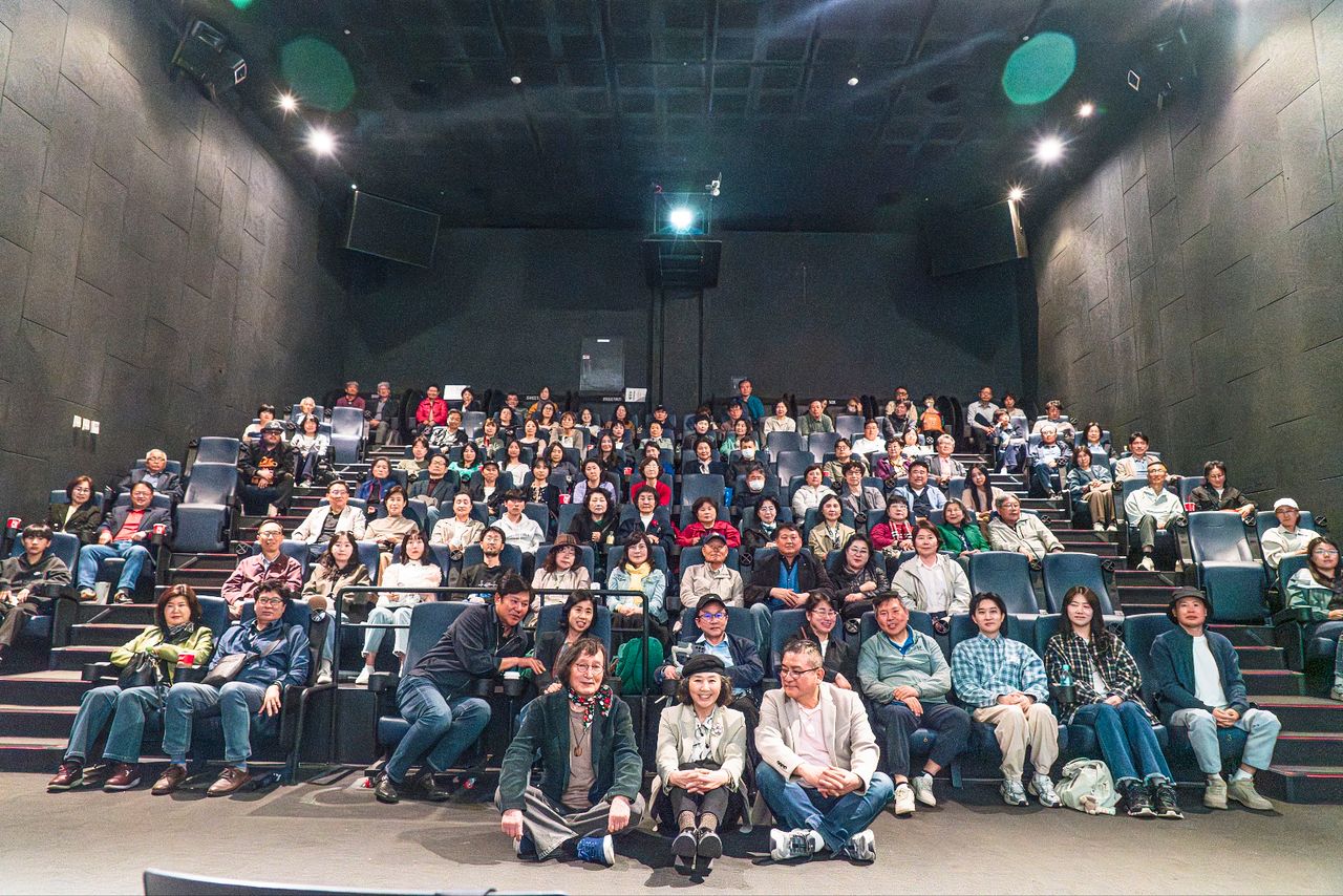 제주 출신 배우 고두심은 지난 5월 3일 오후 5시, CGV 용산아이파크몰에서 제주도민들을 초청해 영화 '내 이름은' 자비 시사회에 동참했다. 상영 후엔 '내 이름은' 영화 시나리오 공모 심사에 참여했던 양윤호 감독, 정지영 감독이 고두심과 함께 무대에 올라 관객과의 대화(GV)를 진행하며 뜨거운 여운을 나눴다. 사진 아우라픽처스, 렛츠필름