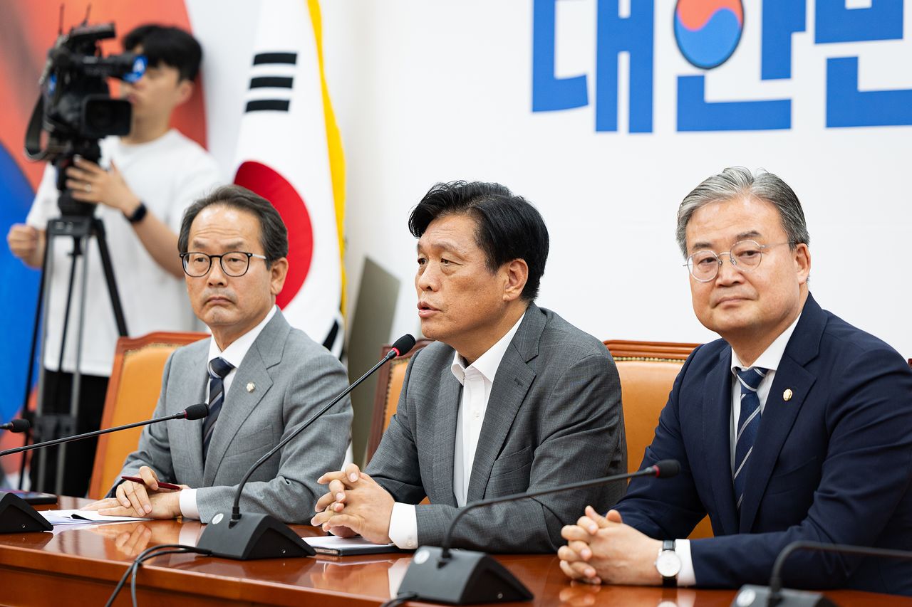 (서울=뉴스1) 유승관 기자 = 조승래 더불어민주당 사무총장이 6일 서울 여의도 국회에서 전략공관위원회 공천 결과를 발표하고 있다. 2026.5.6/뉴스1
