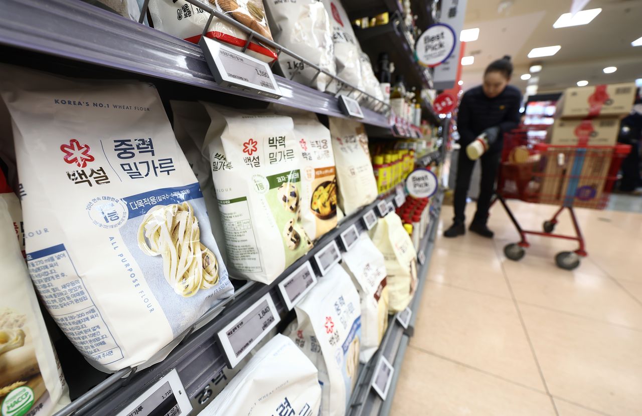 공정거래위원회가 국내 밀가루 시장의 88%를 점유한 대선제분, 대한제분, 사조동아원, 삼양사, 삼화제분, CJ제일제당, 한탑 등 7개 제분사의 '6년 담합' 혐의에 대한 제재 절차에 착수했다. 2006년 이후 20년 만에 재현된 제분업계 담합 사건으로, 관련 매출액만 5조 8000억원에 달해 최대 1조 2000억 원 규모의 과징금이 예고됐다. 사진은 서울 시내 마트 밀가루 코너 모습. 뉴스1