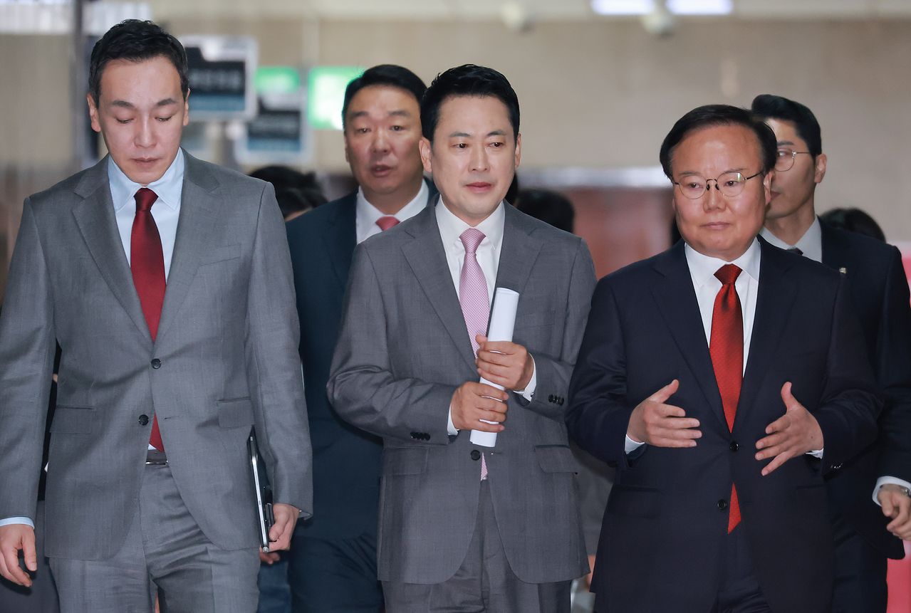 장동혁 국민의힘 대표가 4일 국회에서 열린 최고위원회의에 참석하기 위해 김민수·김재원 최고위원과 회의실로 향하고 있다. 연합뉴스