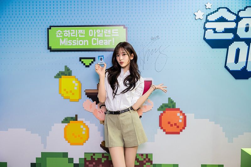 안유진이 지난 4월 30일 오후 성수동 '순하리찐 아일랜드' 팝업스토어를 방문해 나만의 탐험가 ID 카드를 들어 보이며 포즈를 취하고 있다. [사진 롯데칠성음료]