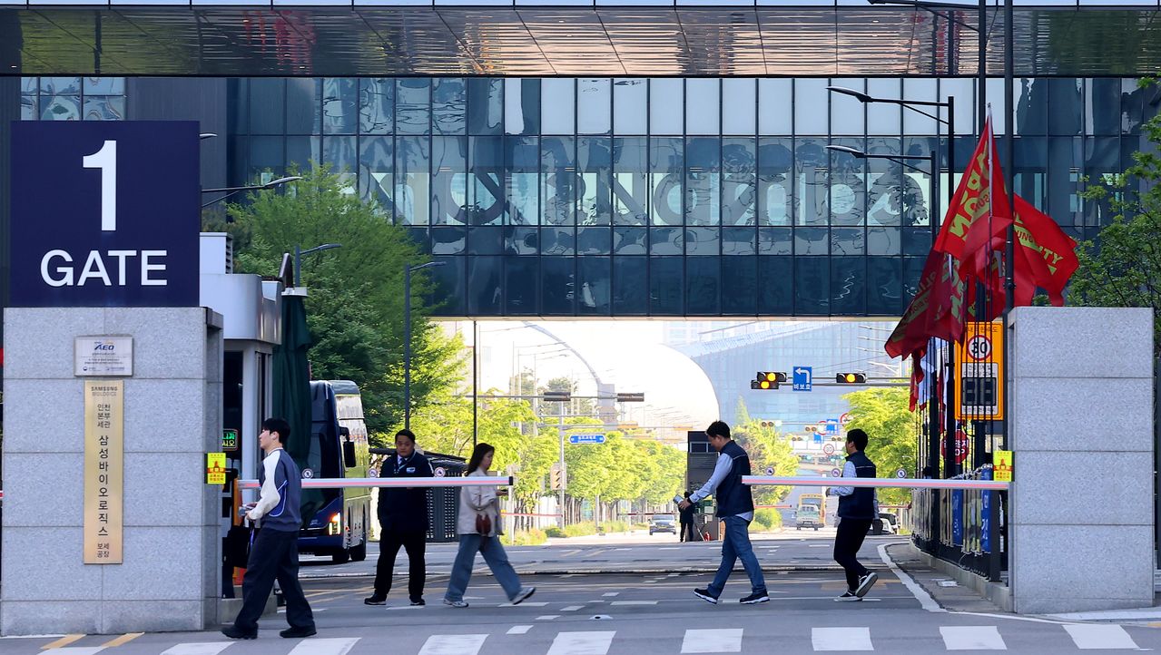 6일 오전 인천 연수구 삼성바이오로직스 공장에 출근한 직원들이 이동하고 있다. 연합뉴스