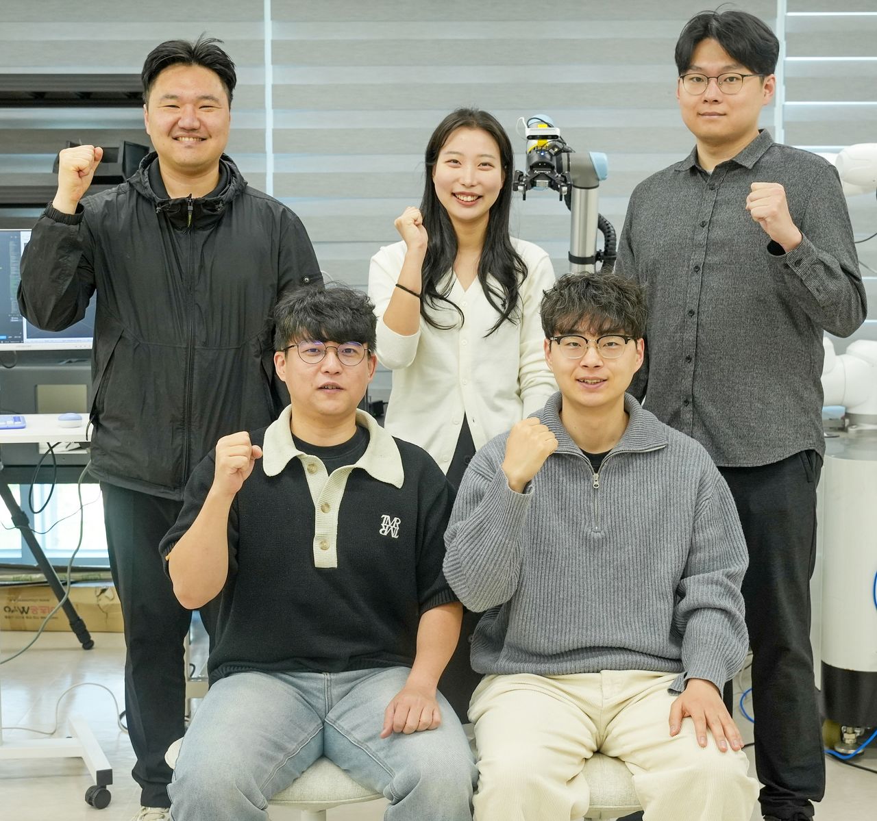 KERI 이주경 박사(왼쪽 아래) 연구팀이 자율제조 다중 에이전트 AI 기술을 개발했다.