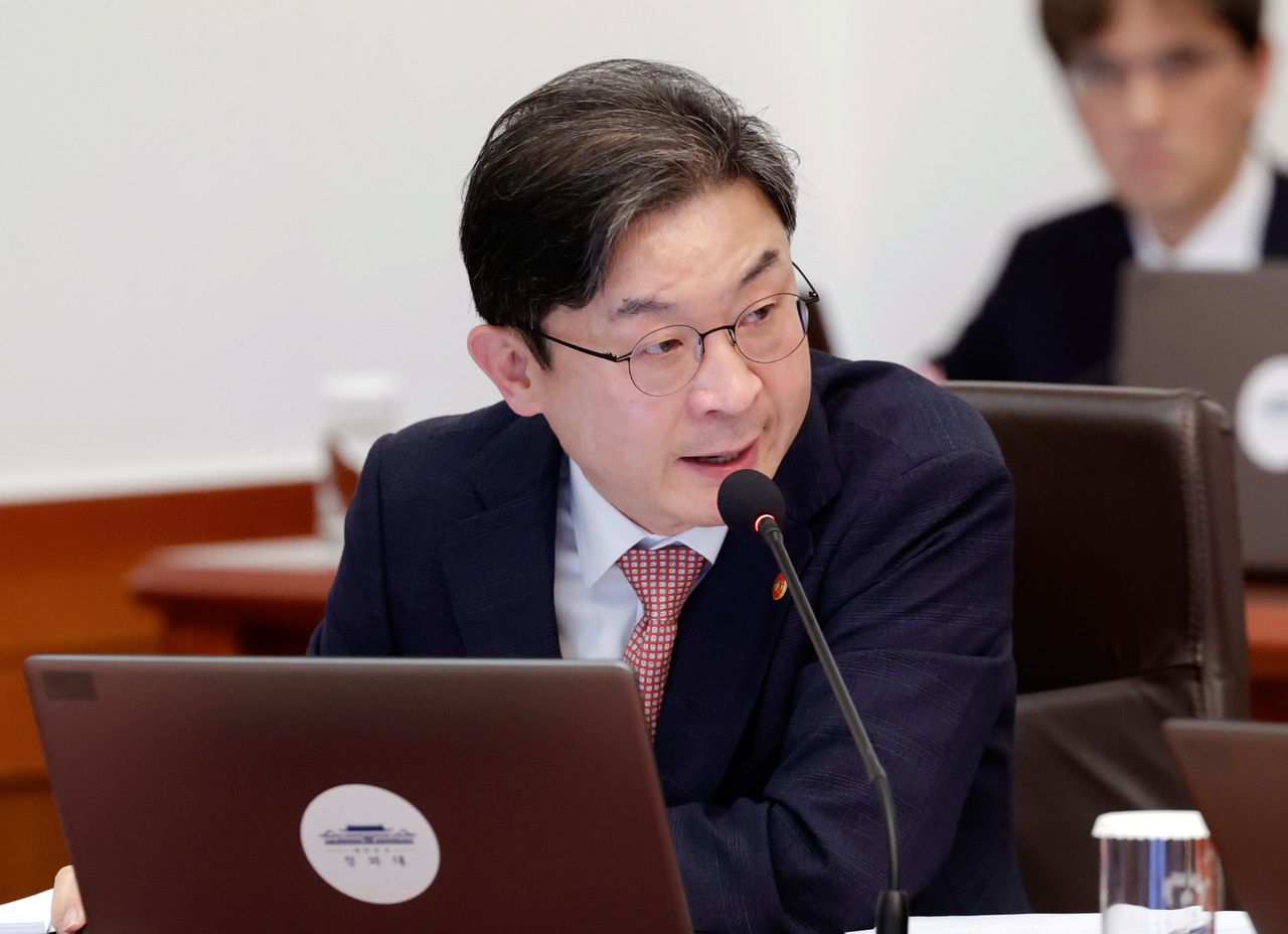 이억원 금융위원장이 6일 청와대에서 열린 비상경제점검회의 겸 국무회의에서 발언하고 있다. 뉴스1