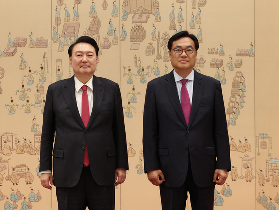 윤석열 전 대통령이 2024년 4월 24일 서울 용산 대통령실 청사에서 정진석 신임 대통령 비서실장에게 임명장을 수여한 뒤 기념 촬영을 하고 있다. 연합뉴스