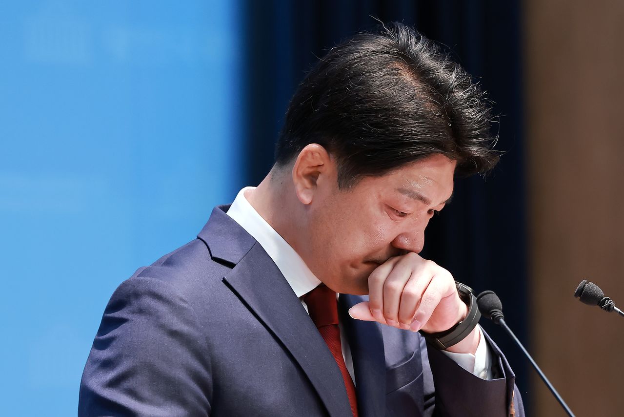 이용 전 국민의힘 의원이 6일 국회 소통관에서 경기 하남갑 국회의원 보궐선거 출마를 선언하며 울먹이고 있다. 연합뉴스