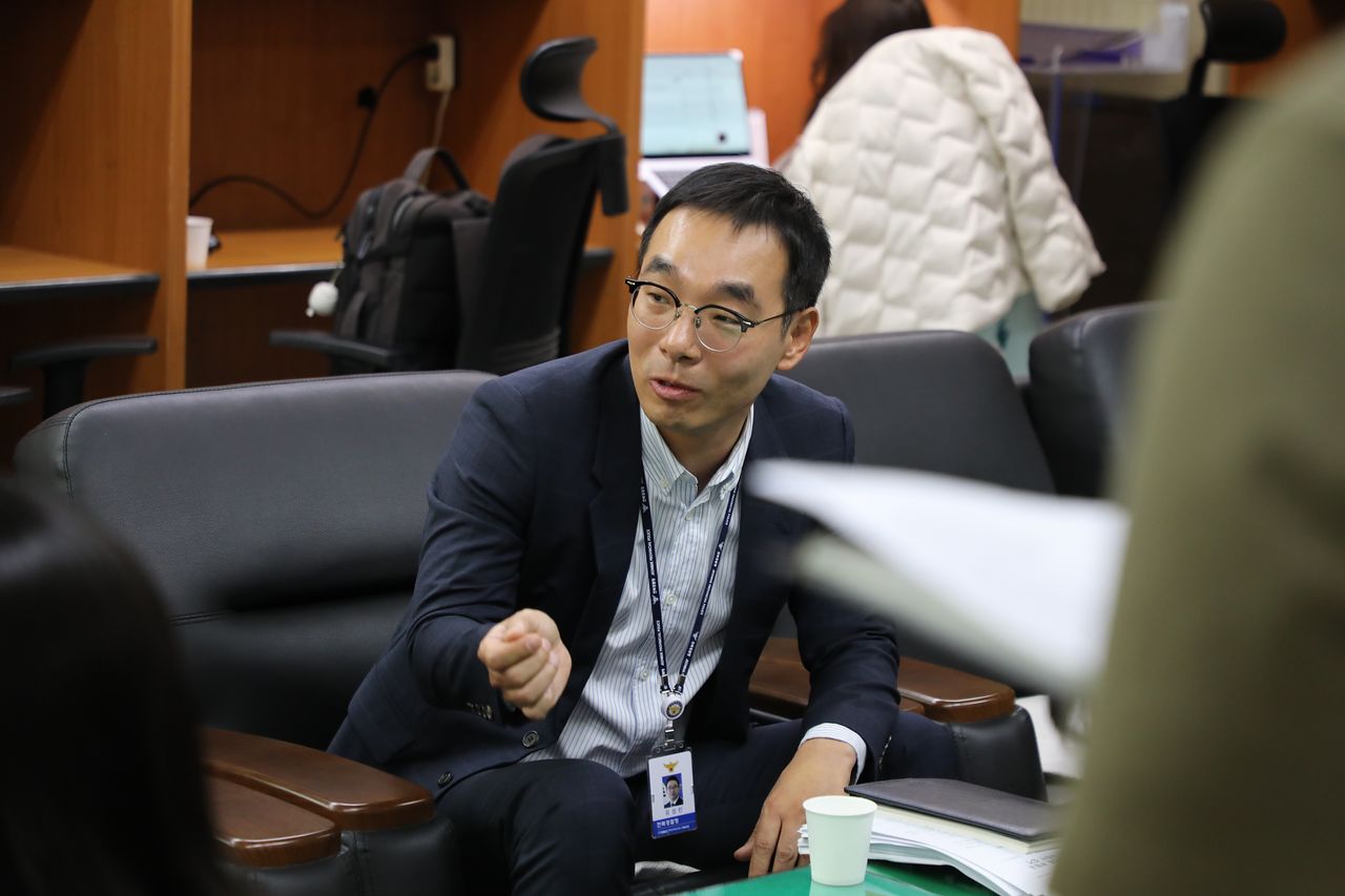유성민 전북경찰청 광역범죄수사2계장이 6일 전북경찰청 기자실에서 브리핑을 열고 "가축재해보험금을 가로챈 혐의(보험사기방지 특별법 위반)로 A씨를 비롯한 축산업자 7명과 수의사 B씨 등 8명을 검거해 검찰에 송치했다"고 밝히고 있다. 사진 전북경찰청 