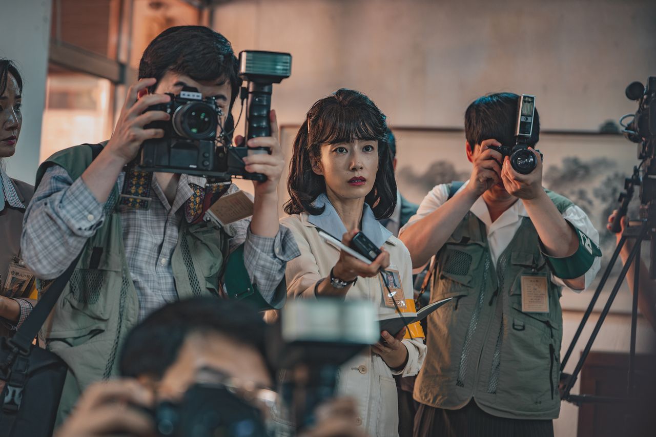 드라마 '허수아비'는 시대물로도 재미를 느낄 수 있는 작품이다. 1988년부터 연쇄살인사건을 끈질기게 추적하는 기자역으로 곽선영(가운데)이 나온다. 사진 KT 스튜디오지니