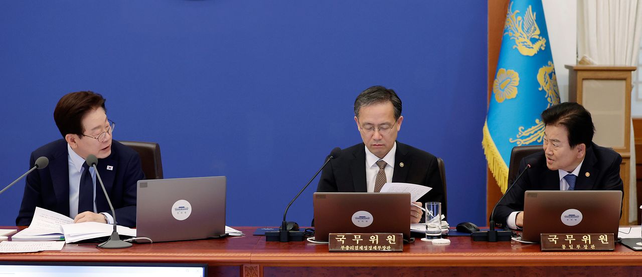이재명 대통령이 6일 청와대에서 열린 비상경제점검회의 겸 국무회의에서 정동영 통일부 장관과 대화하고 있다. 뉴스1