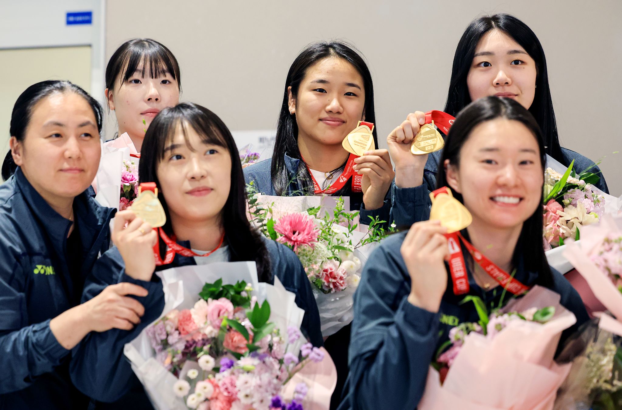 우버컵 금메달을 들어 보이는 안세영(뒷줄 가운데)과 여자배드민턴대표팀. 뉴스1