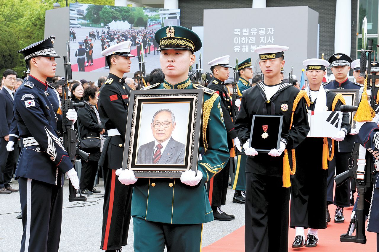 지난달 22일 오전 서울 동작구 국립서울현충원에서 열린 독립유공자 이하전 지사 유해봉환식에서 국군 의장대 장병들이 영현을 봉송하고 있다. 뉴스1
