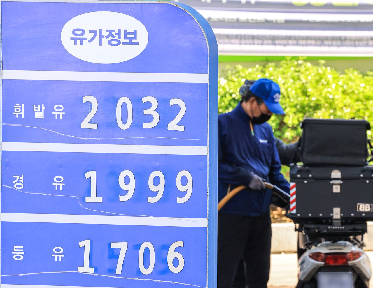 호르무즈 해협에서 미군과 이란군 간의 직접적인 군사 충돌이 발생하면서 국제 유가가 다시 상승세를 보인 5일 브렌트유는 전일 대비 6.3% 급등한 배럴당 114.96달러에, 서부텍사스산원유는 4.2% 오른 106.17달러를 기록했다. 사진은 이날 서울의 한 주유소의 모습. 뉴스1