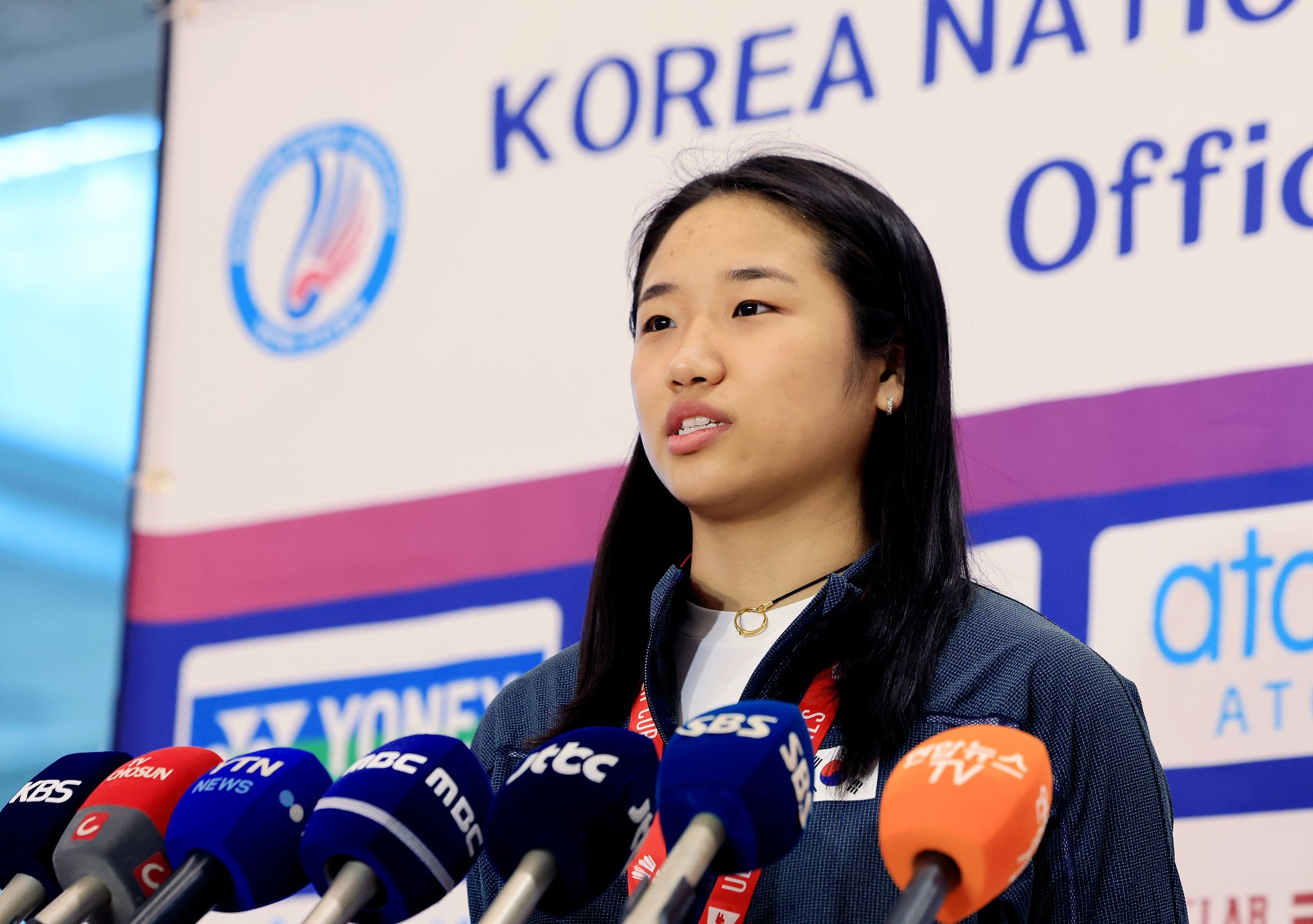 인천국제공항 입국장에서 입국 기자회견에 나선 안세영. 뉴스1