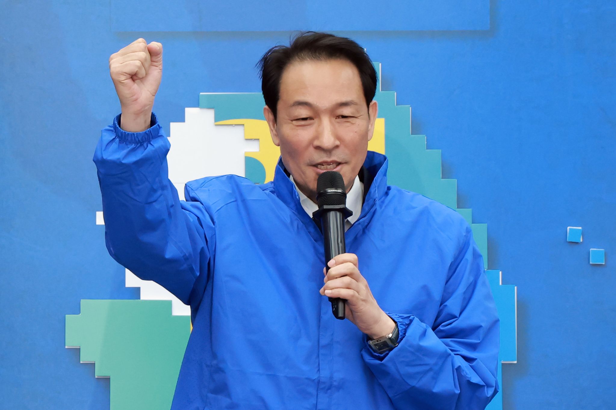 더불어민주당 우상호 강원도지사 후보가 지난달 23일 국회에서 열린 민주당 광역단체장 후보 연석회의에 참석해 선거 지역에 퍼즐을 붙이는 퍼포먼스를 한 뒤 각오를 말하고 있다. 연합뉴스