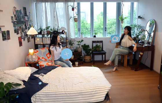 버킷플레이스가 운영하는 인테리어 플랫폼 '오늘의집' 첫 상설 전시장인 '오프하우스'에서 모델들이 체험공간을 소개하고 있다.  이곳에서는 거실, 침실, 주방 등 주거 공간을 테마로 구역별 인테리어를 직접 체험해 보고 '오늘의집'이 취급하는 가구, 소품, 인테리어 관련 제품을 직접 확인해 볼 수 있다. 뉴스1