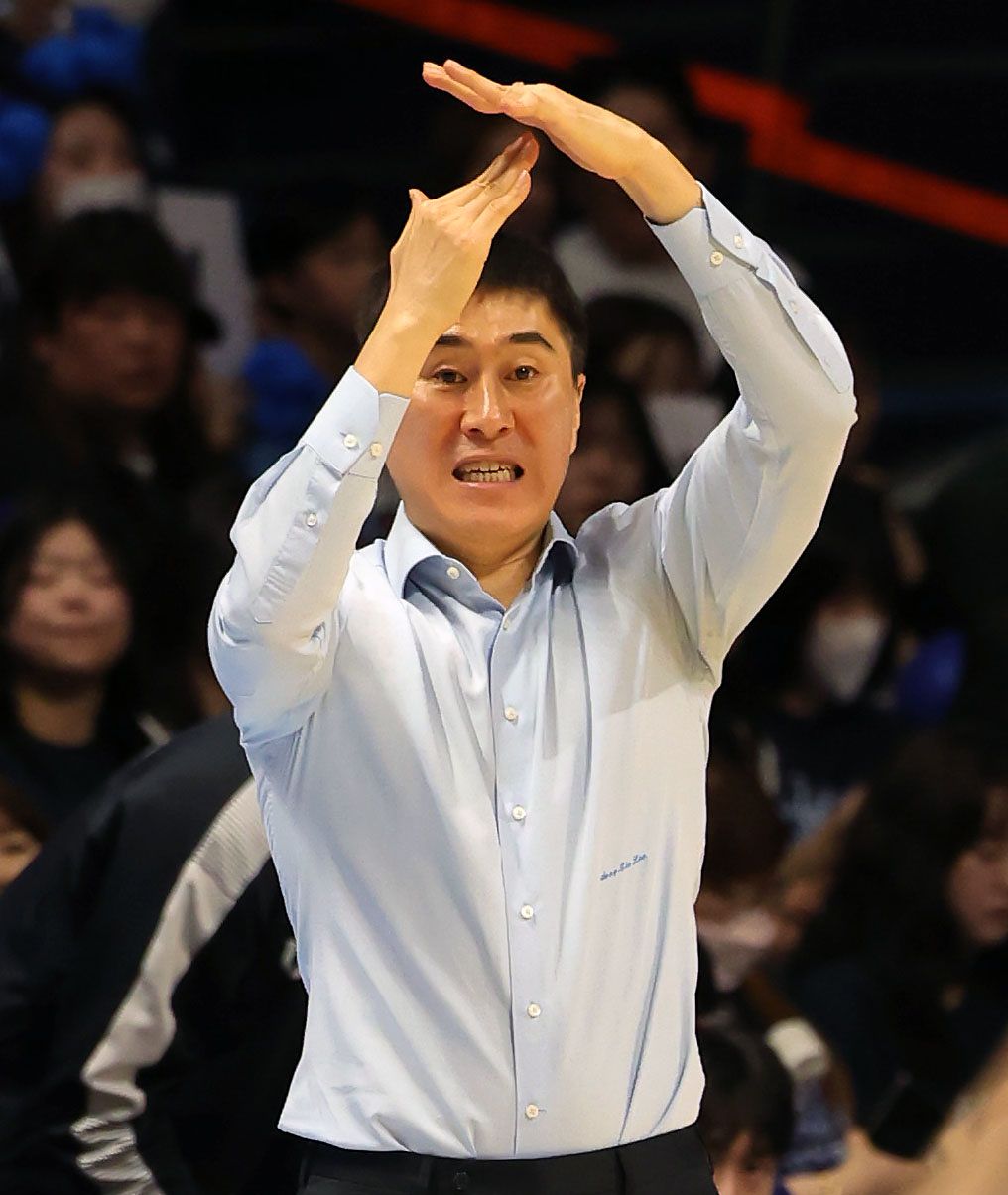 KBL 챔피언결정전 1차전에서 부산 KCC가 고양 소노를 75-67로 물리치고 기선 제압에 성공했다. 1차전 승리 팀의 우승 확률은 71%다. 작전 지시를 내리는 KCC 이상민 감독. [뉴시스]