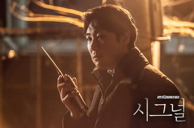 배우 조진웅이 형사 역할을 맡은 드라마 '시그널'의 한 장면. [사진 tvN]