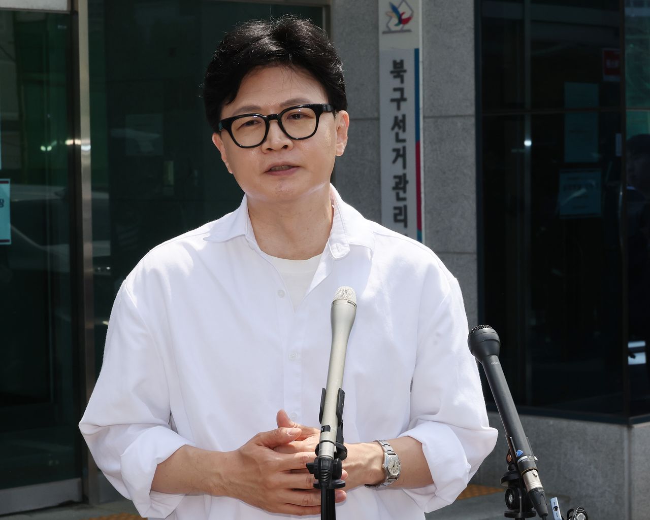 한동훈 전 국민의힘 대표가 4일 부산 북구선거관리위원회에서 부산 북갑 국회의원 보궐선거 예비후보 등록을 한 뒤 기자들의 질문에 답하고 있다. 송봉근 객원기자