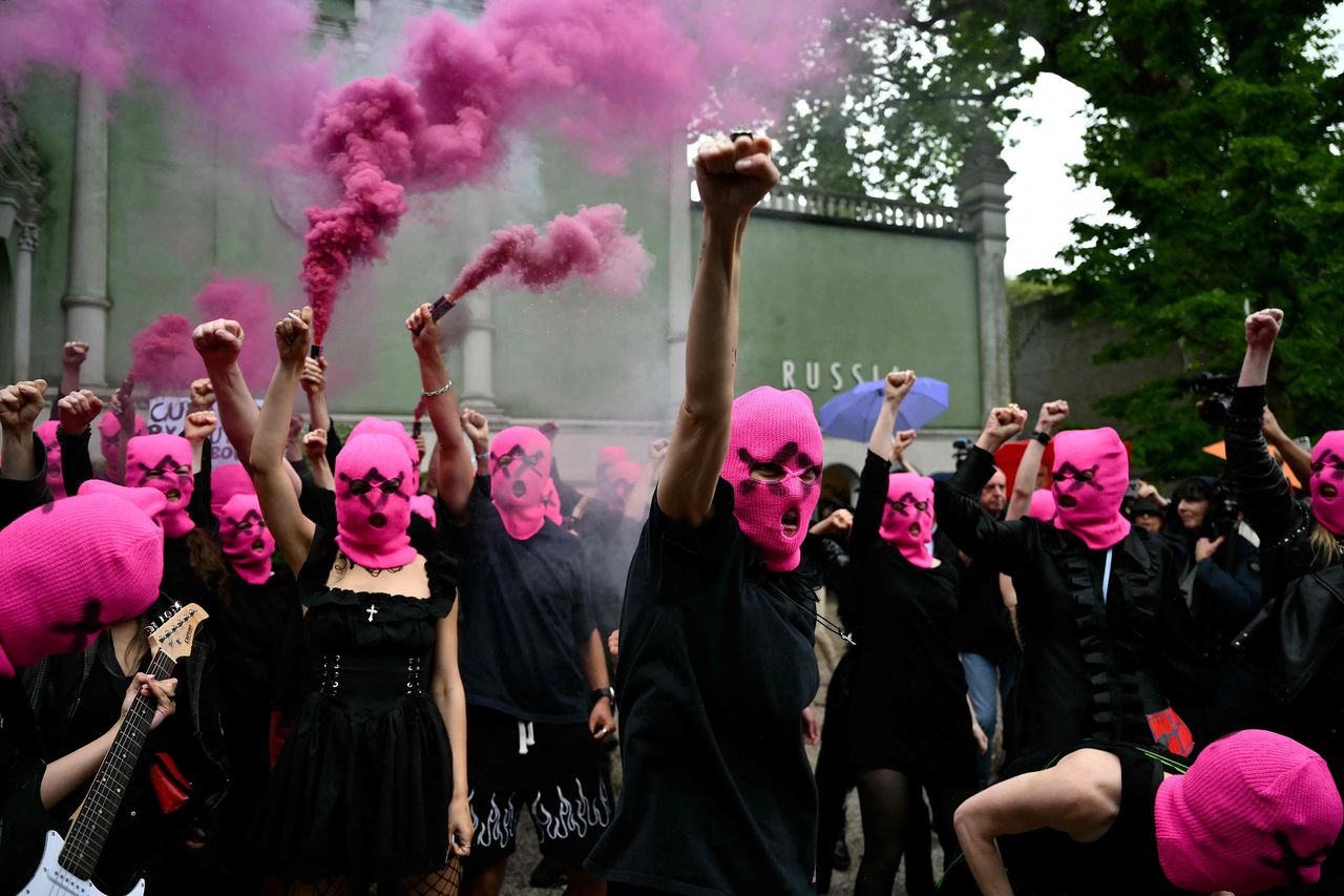 6일 국제 여성단체인 페멘(FEMEN)과 푸시 라이엇 활동가들이 베니스 비엔날레 러시아관 앞에서 반대 시위를 하고 있다. [베니스 AFP=연합]