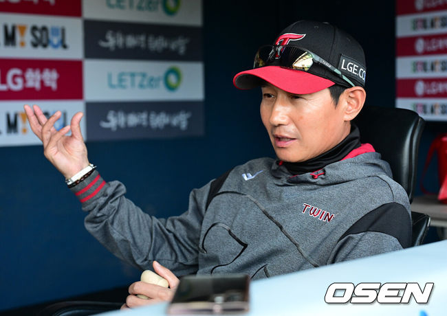 [OSEN=잠실, 지형준 기자] 6일 서울 잠실야구장에서 2026 신한 SOL KBO리그 LG 트윈스와 두산 베어스의 경기가 열렸다.LG는 임찬규, 두산은 최승용을 선발투수로 내세웠다.경기에 앞서 LG 염경엽 감독이 취재진과 이야기를 나누고 있다. 2026.05.06/ jpnews@osen.co.kr