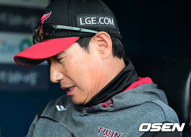 [OSEN=잠실, 지형준 기자] 6일 서울 잠실야구장에서 2026 신한 SOL KBO리그 LG 트윈스와 두산 베어스의 경기가 열렸다.LG는 임찬규, 두산은 최승용을 선발투수로 내세웠다.경기에 앞서 LG 염경엽 감독이 취재진과 이야기를 나누고 있다. 2026.05.06/ jpnews@osen.co.kr