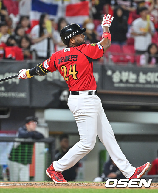 [OSEN=광주, 이석우 기자] 6일 광주-기아 챔피언스필드에서 2026 신한 SOL KBO 리그 KIA 타이거즈와 한화 이글스의 경기가 열렸다.홈팀 KIA는 올러가, 방문팀 한화는 류현진이 선발 출전했다.KIA 타이거즈 아데를린이 6회말 2사 좌중월 솔로 홈런을 치고 있다. 2026.05.06 / foto0307@osen.co.kr