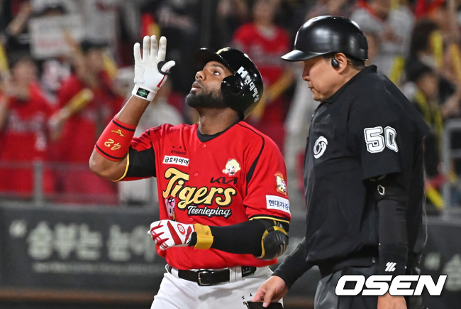 [OSEN=광주, 이석우 기자] 6일 광주-기아 챔피언스필드에서 2026 신한 SOL KBO 리그 KIA 타이거즈와 한화 이글스의 경기가 열렸다.홈팀 KIA는 올러가, 방문팀 한화는 류현진이 선발 출전했다.KIA 타이거즈 아데를린이 6회말 2사 좌중월 솔로 홈런을 치고 세리머니를 하고 있다. 2026.05.06 / foto0307@osen.co.kr