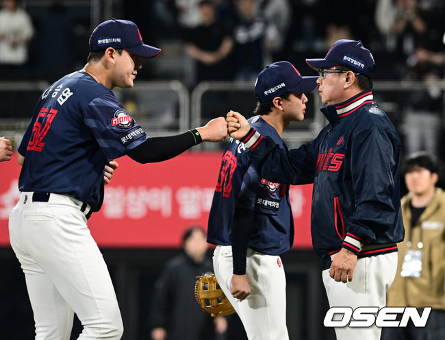 [OSEN=수원, 조은정 기자]롯데가 도박 징계를 마친 고승민, 나승엽의 활약을 앞세워 기분 좋은 대승을 거뒀다.프로야구 롯데 자이언츠는 6일 수원KT위즈파크에서 열린 2026 신한 SOL KBO리그 KT 위즈와의 시즌 4차전에서 8-1 완승을 거뒀다.롯데 김태형 감독이 나승엽과 승리를 기뻐하고 있다. 2026.05.06 /cej@osen.co.kr